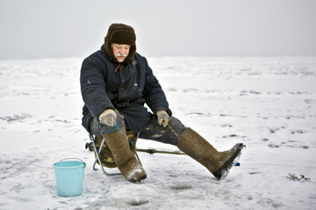 Зимняя рыбалка: одежда, снасти, правила поведения на льду